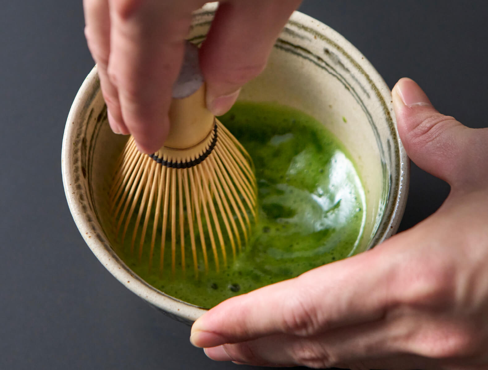 画像:お抹茶を点てている