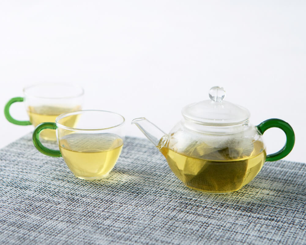 画像：ギャバロン茶の入ったティーポットとカップ