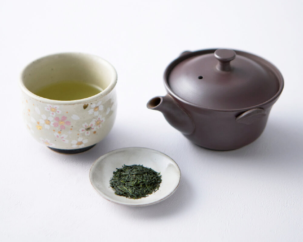 画像：かぶせ茶の入った急須とお湯呑みと茶葉