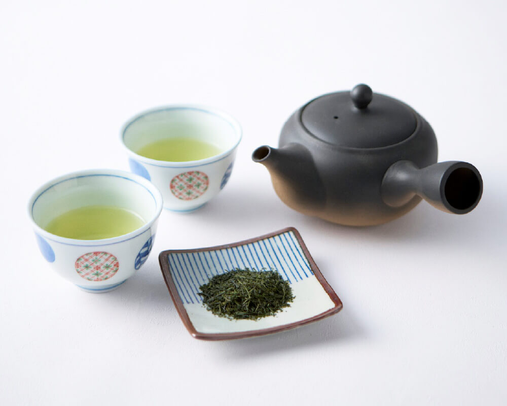 画像：煎茶の入った急須とお湯呑みと茶葉