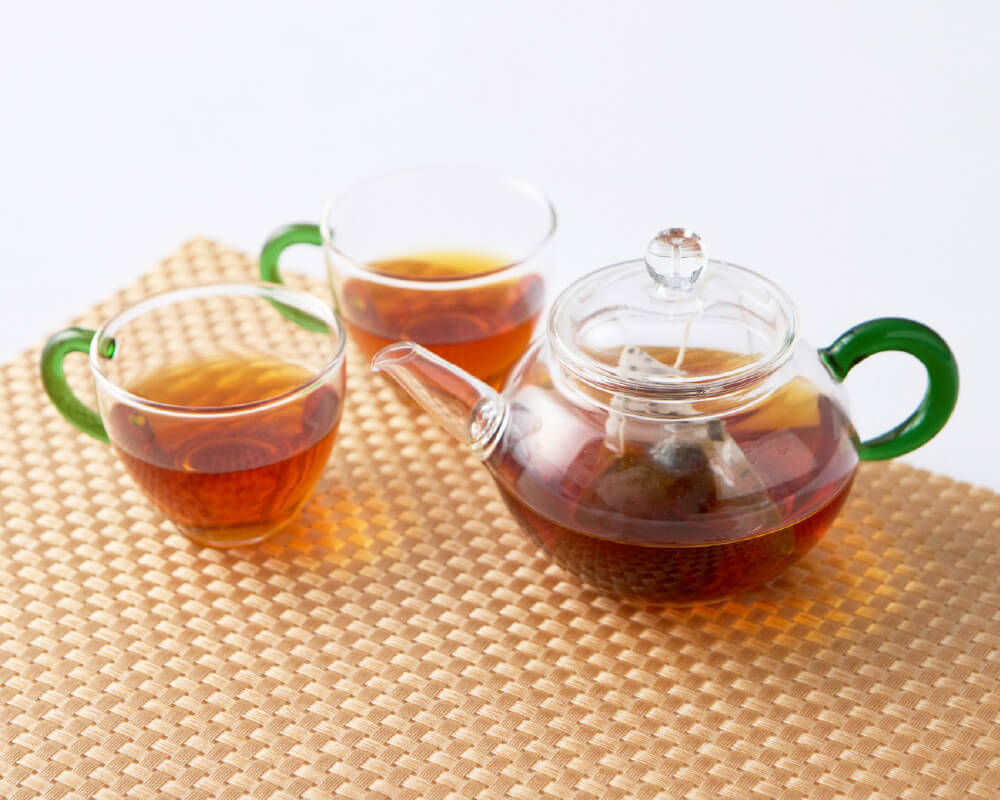 画像：和紅茶の入ったティーポットとカップ