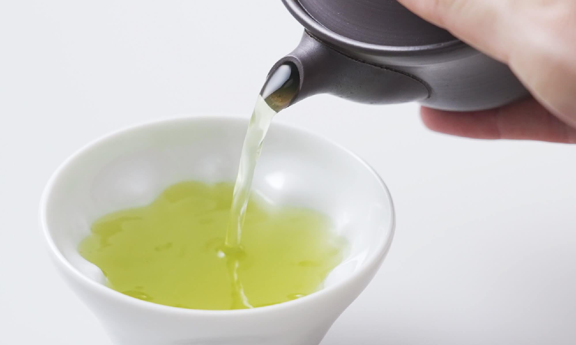 画像：おゆのみへ急須でお茶を注いている